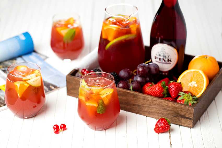 Add all the ingredients to a 1,5l pitcher. Serve over lots of ice. Use slices of lemon and orange, apples, or any other seasonal fruit you desire. Garnish: Slices of seasonal fruits Glass: rocks