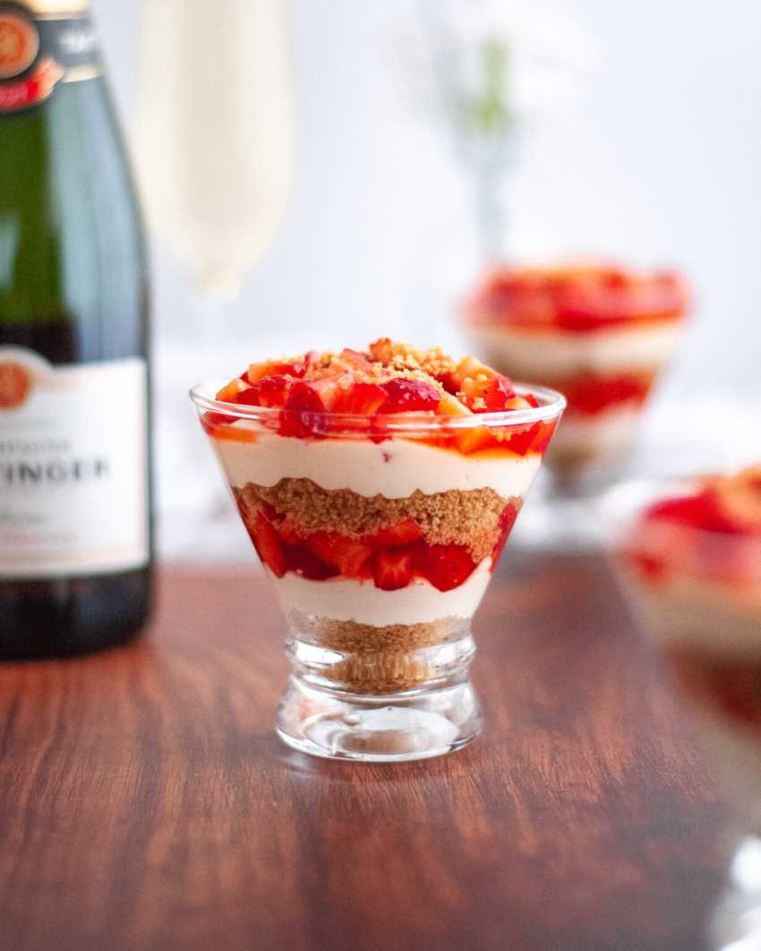 No-bake cheesecake parfait with Champagne